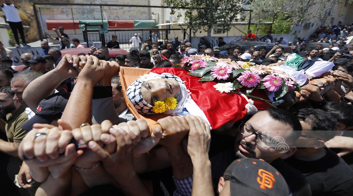 جانب من تشييع جثمان الشهيد قصي معطان في بلدة برقة أمس